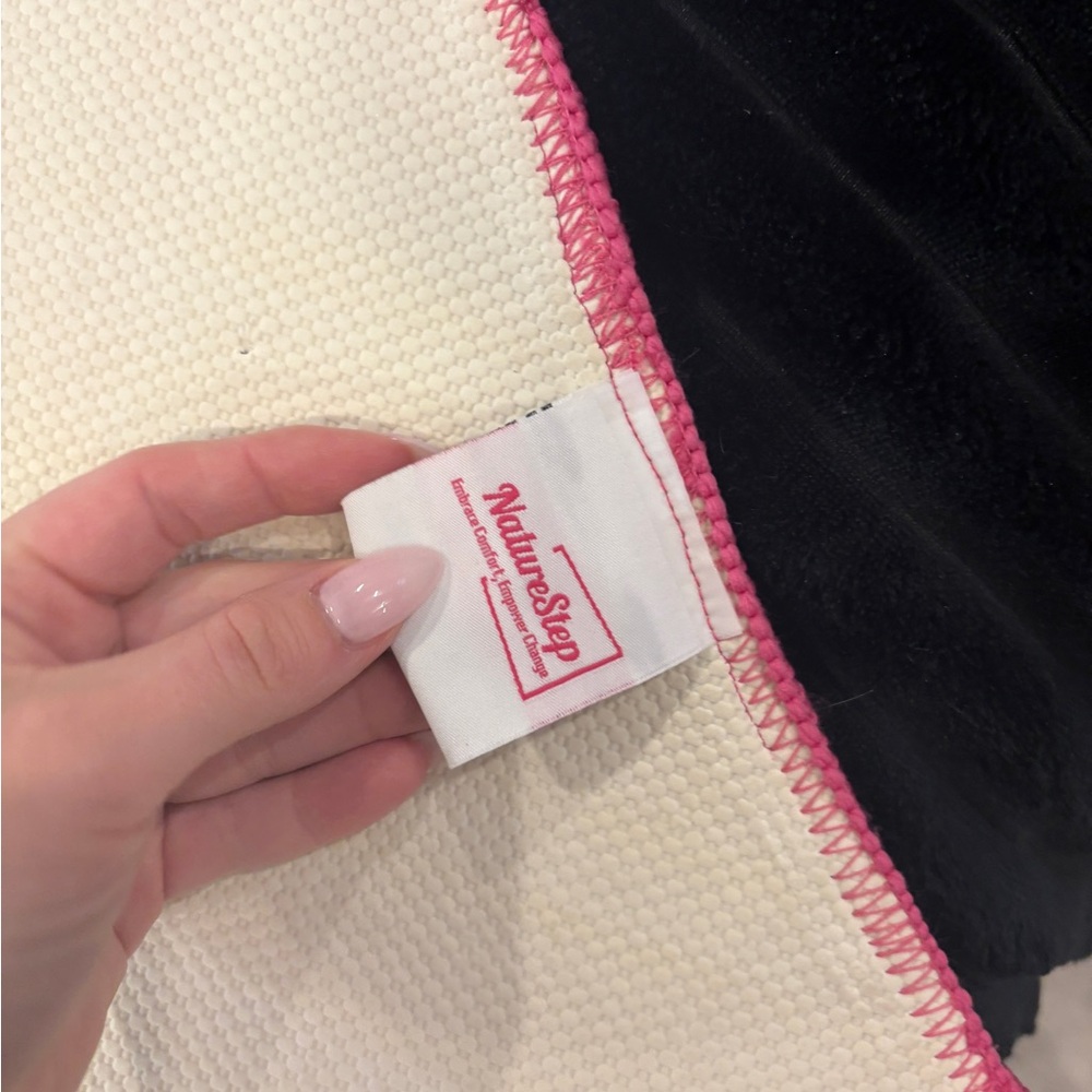 Red & Pink Lip-Shaped Rug - Picture 5 of 5